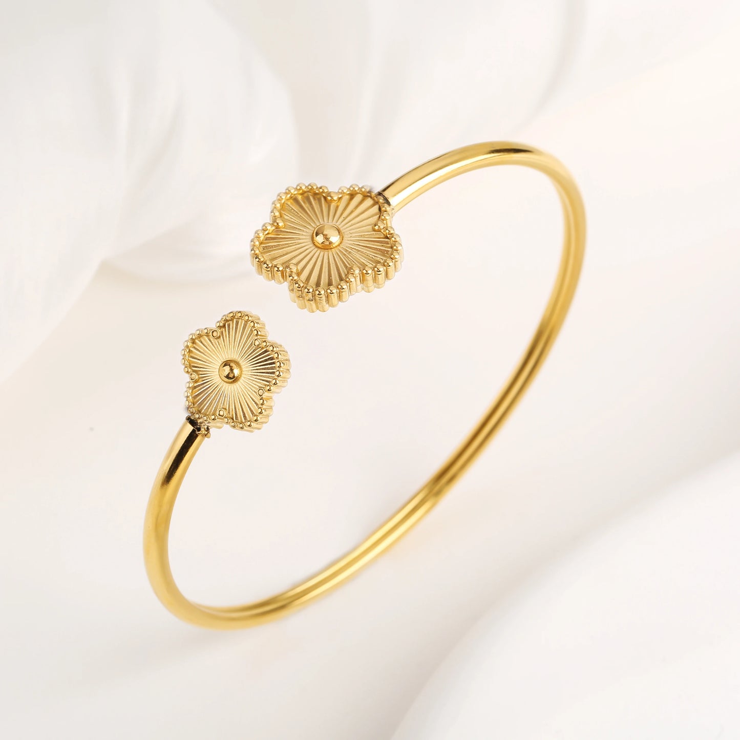 Gold-Plated Five-Leaf Clover Bangle